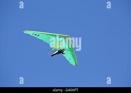 Hängegleiter fliegen über die Düne von Pyla Südfrankreich Stockfoto