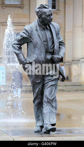 Statue außerhalb Huddersfield Station der Labour-Politiker und ehemaliger Premierminister Harold Wilson in der Stadt geborenen Stockfoto