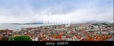 Auf der Dachterrasse Blick auf Lissabon, Portugal. Stockfoto