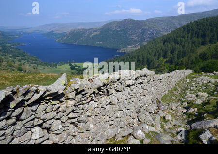 Trockenmauer und ullswater aus glencoyne im Nationalpark Lake District, Cumbria, Großbritannien Stockfoto