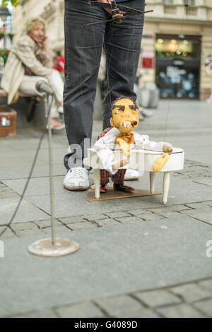 Ein Puppenspieler in den Straßen von Belgrad Stockfoto