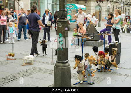 Ein Puppenspieler in den Straßen von Belgrad Stockfoto