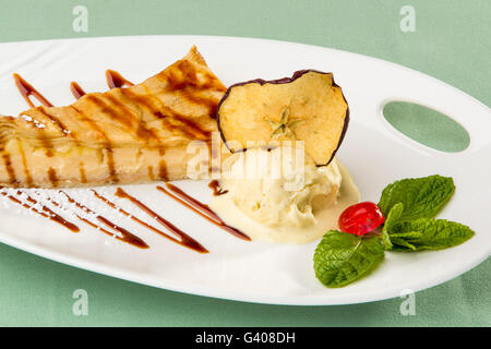 Dessert. Italienischer Apfelkuchen. Torta di Mele Apfelkuchen mit Vanilleeis Stockfoto