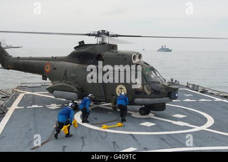 Ein rumänische Marine IAR-330 mittlere Hubschrauber landet an Bord der US Navy Arleigh Burke-Klasse geführte Flugkörper Zerstörer USS Porter während einer Übung 13. Juni 2016 im Schwarzen Meer. Stockfoto