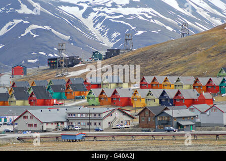 Reihen der bunten Häuser in Longyearbyen, Svalbard, Norwegen. Die Gegend ist die nördlichste zivile Siedlung Heimat und Auswirkungen der globalen Erwärmung in der Arktis erlitten hat. Stockfoto