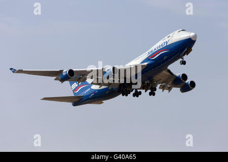 Luqa, Malta 16. Juni 2016: Silk Way Airlines Boeing 747-4R7F(SCD) [4 K-SW888] bei der Abreise nach Mali. Stockfoto