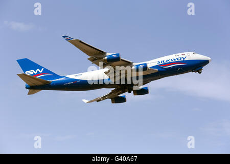 Luqa, Malta 16. Juni 2016: Silk Way Airlines Boeing 747-4R7F(SCD) [4 K-SW888] bei der Abreise nach Mali. Stockfoto