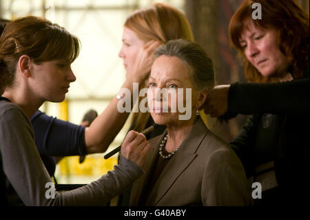 8 Mai 2006 bekommt - North Bergen, NJ - französische Schauspielerin Leslie Caron, Haare und Make-up retuschiert auf Law & Order SVU Stockfoto