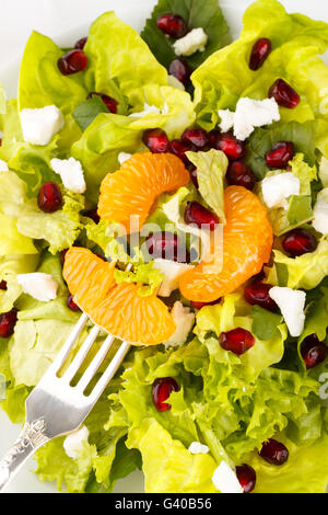 Nahaufnahme der Healhy Frühstück, Salat mit Feta, Mandarin und Granatapfel Stockfoto