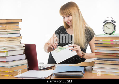 Das Mädchen bringt Geld in einem Umschlag, den Lehrer in der Prüfung zu bestechen Stockfoto