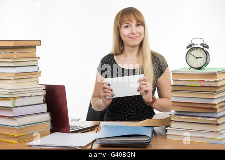 Sie hat einen Umschlag mit einer Bestechung Lehrer vorbereitet für den erfolgreichen Abschluss der Prüfung Stockfoto