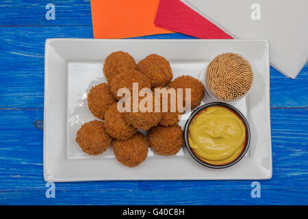 Holländische snack Bitterballen mit Senf auf einem weißen Teller Stockfoto