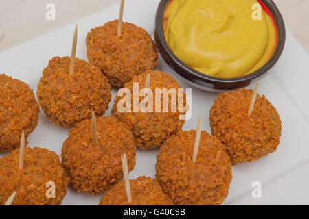 Holländische snack Bitterballen mit Senf und cocktail-Tipps auf einem weißen Teller Stockfoto