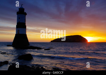 Penmon Lighthouse und Puffin Island, Anglesey bei Sunrise Stockfoto