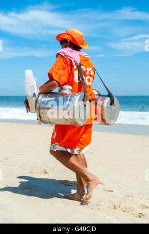 RIO DE JANEIRO - 15. März 2015: Brasilianischer Hersteller verkaufen südamerikanischen Mate Tee Strandspaziergänge in Uniform in der Ipanema. Stockfoto