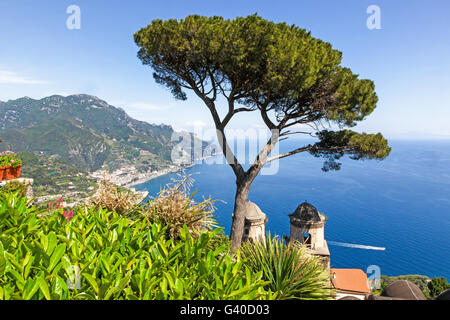 Ein Blick auf die Amalfiküste von der formalen Gärten Garten Villa Rufolo Ravello Amalfi Küste Italien Europa Stockfoto