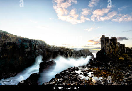 Bewegungsunschärfe bei Sonnenaufgang über Bombo Steinbruch Landspitze, Kiama, Illawarra Küste, New South Wales, NSW, Australien Stockfoto