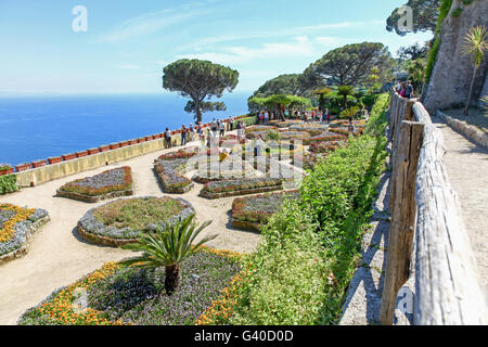 Ein Blick auf die Amalfiküste von der formalen Gärten Garten Villa Rufolo Ravello Amalfi Küste Italien Europa Stockfoto