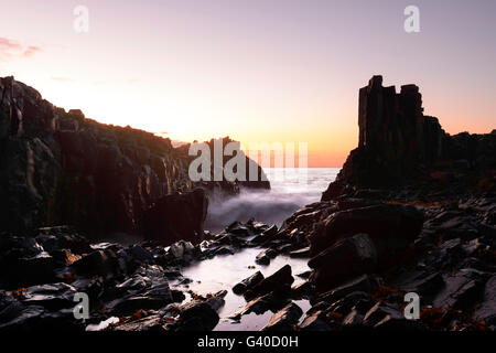 Atmosphärische Sonnenaufgang über Bombo Steinbruch Landspitze, Kiama, Illawarra Küste, New South Wales, NSW, Australien Stockfoto