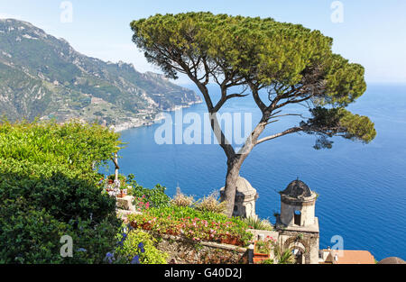 Ein Blick auf die Amalfiküste aus dem formalen Garten in Villa Rufolo, Ravello, Amalfiküste, Italien, Europa Stockfoto