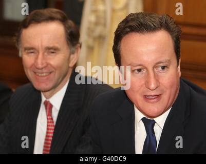 Premierminister David Cameron (rechts) und Minister für Handel und Investitionen Lord Green bei einem Treffen der Geschäftsbotschafter in der Downing Street 10, London. Stockfoto