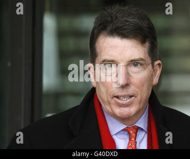 Bob Diamond, Chief Executive von Barclays, verlässt das Portcullis House in Westminster, London, nachdem er vor dem Treasury Select Committee erschienen war. Stockfoto