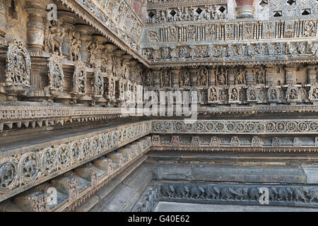 Dekorative Friese mit Gottheiten, Tänzer und andere Figuren, chennakeshava Tempel. belur, Karnataka, Indien Stockfoto