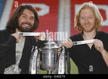 Biffy Clyro Stars Simon Neil (links) und James Johnston (rechts) während einer Fotoaufnahme im Hamden Park in Glasgow, nachdem sie das Scottish Cup Unentschieden hatten. Stockfoto