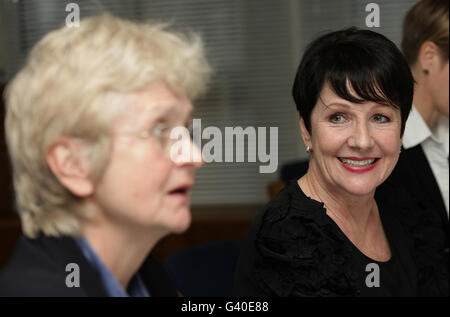 Die ehemalige Countryfile-Moderatorin Miriam O'Reilly (rechts) mit Camilla Palmer (links), einer Diskriminierungsexpertin von Leigh Day & Co, die Miriam bei einer Pressekonferenz in der Londoner Schifffahrtskammer vertrat, nachdem sie ihre wegweisende Klage gegen die BBC wegen Altersdiskriminierung gewonnen hatte. Stockfoto