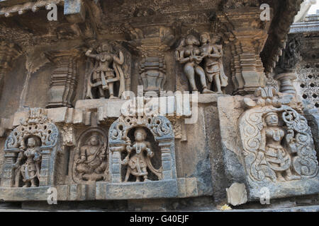 Dekorative Friese mit Gottheiten, Tänzer und andere Figuren, chennakeshava Tempel. belur, Karnataka, Indien Stockfoto