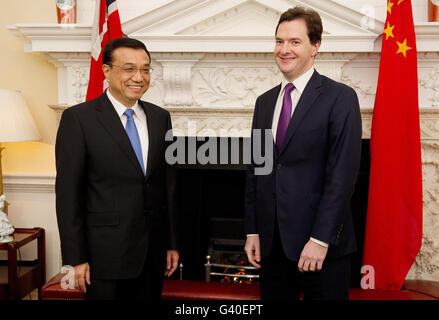 Der chinesische Vizepremierminister Li Keqiang (links) steht mit dem Schatzkanzler George Osborne vor einem Treffen im Mansion House im Zentrum von London. Stockfoto