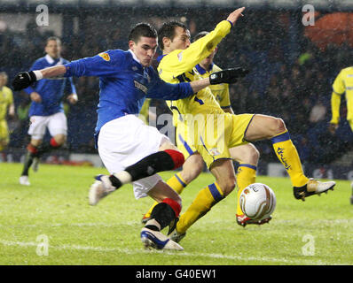 Fußball - The Scottish Cup - vierte Runde - Rangers gegen Kilmarnock - Ibrox. Kyle Lafferty von den Rangers (links) und Gary Hay von Kilmarnock kämpfen während des Spiels der Scottish Cup Fourth Round in Ibrox, Glasgow, um den Ball. Stockfoto