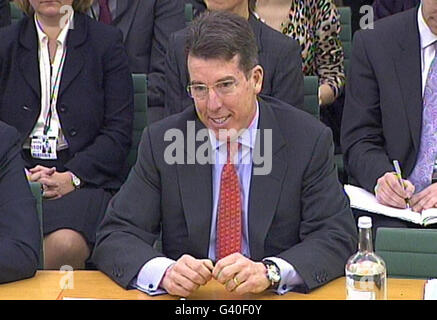 Barclays-Präsident Bob Diamond wird vom parteiübergreifenden Treasury Select Committee im Londoner Unterhaus während seiner Anhörung zu Wettbewerb und Auswahl im britischen Bankwesen befragt. Stockfoto