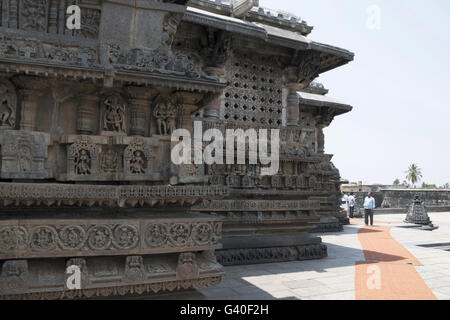 Prforated Windows, dekorative Friese mit Gottheiten, Tänzer und andere Figuren, chennakeshava Tempel. belur, Karnataka, Indien. Stockfoto