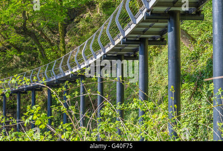 Millennium Bridge in neue Fabriken Stockfoto