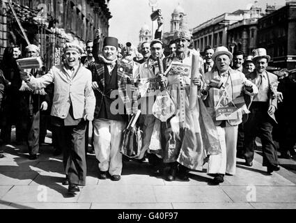 Blackpool-Fans durchstreifen die Straßen von London vor der 1953 FA Cup Finale mit Bolton Wanderers in Wembley Stockfoto