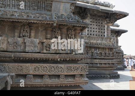 Prforated Windows, dekorative Friese mit Gottheiten, Tänzer und andere Figuren, chennakeshava Tempel. belur, Karnataka, Indien. Stockfoto