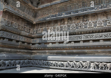 Dekorative Friese mit Gottheiten, Tänzer und andere Figuren, chennakeshava Tempel. belur, Karnataka, Indien. Stockfoto