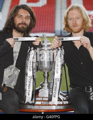 Biffy Clyro Stars Simon Neil (links) und James Johnston (rechts) während einer Fotoaufnahme im Hamden Park in Glasgow, nachdem sie das Scottish Cup Unentschieden hatten. Stockfoto