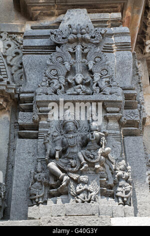 Kunstvollen Wandreliefs Panel Darstellung Lord Vishnu mit Lakshmi in seinem Schoß sitzen Chennakesava Tempel, Belur, Karnataka, Indien Stockfoto
