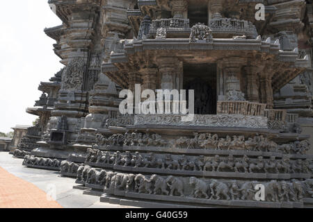 Fassaden und dekorativen Friese mit Gottheiten, Tänzer und andere Abbildungen, Chennakeshava-Tempel. Belur, Karnataka, Indien. Stockfoto