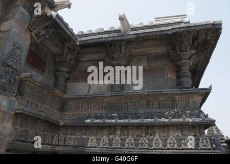 Fassaden und dekorativen Friese mit Gottheiten, Tänzer und andere Abbildungen, Chennakeshava-Tempel. Belur, Karnataka, Indien. Stockfoto