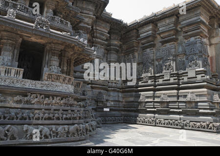 Mandapa und dekorative Friese mit Gottheiten, Tänzer und andere Figuren, chennakeshava Tempel geschlossen. belur, Karnataka, Indien. Stockfoto