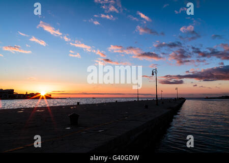 Winterabend im Hafen von Triest, Italien Stockfoto