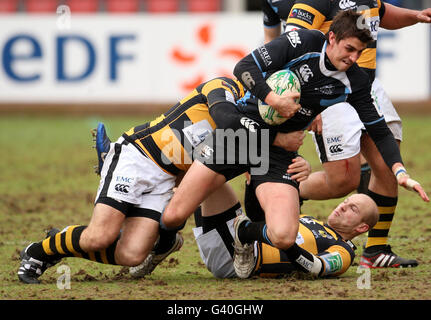 Rugby Union - Heineken Cup - Pool Six - Glasgow Warriors gegen London Wesps - Firhill Arena. Glasgow's Peter Murchie wird während des Heineken Cup, Pool Six Spiels in der Firhill Arena, Glasgow, angegangen. Stockfoto