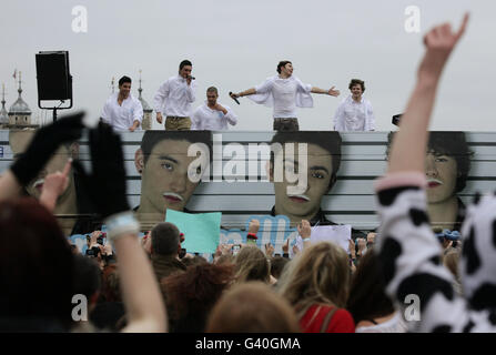 The Wanted (von links nach rechts) Siva Kaneswaran, Tom Parker, Max George, Nathan Sykes und Jay McGuiness treten während ihres kostenlosen Gig auf, um zu feiern, dass sie die Gesichter der Make Mine Milk Campaign werden, im Potters Field Park, London. Stockfoto