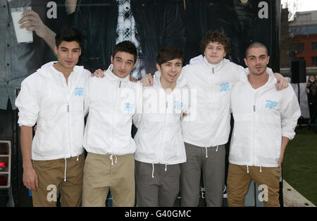 Die gesuchten (von links nach rechts) Siva Kaneswaran, Tom Parker, Nathan Sykes, Jay McGuiness und Max George während einer Fotoaktion vor ihrem kostenlosen Auftritt, um zu feiern, dass sie die Gesichter der Make Mine Milk Campaign im Potters Field Park, London, werden. Stockfoto