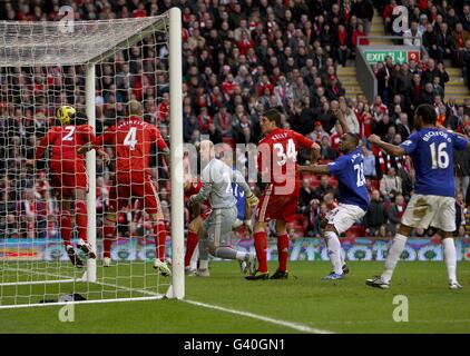 Fußball - Barclays Premier League - Liverpool / Everton - Anfield. Liverpooler Torwart Jose Pepe Reina (Mitte) schaut nach Evertons Sylvain Distin (verstecktes Zentrum), der das Gleichnistor erzielt Stockfoto