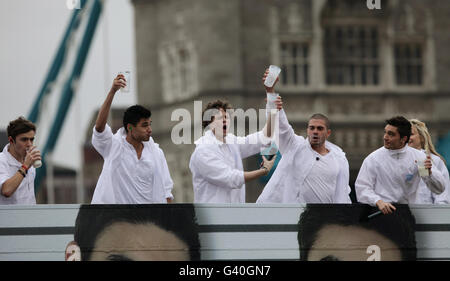 The Wanted (von links nach rechts) Nathan Sykes, Siva Kaneswaran, Jay McGuiness, Max George und Tom Parker nehmen nach ihrem kostenlosen Auftritt an einem Milchtrinkwettbewerb Teil, um im Potters Field Park in London zu feiern, dass sie die Gesichter der Make Mine Milk Campaign werden. Stockfoto