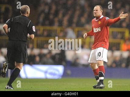 Fußball - Barclays Premier League - Tottenham Hotspur gegen Manchester United - White Hart Lane. Refere Mike Dean (links) wird von Wayne Rooney von Manchester United (rechts) konfrontiert Stockfoto